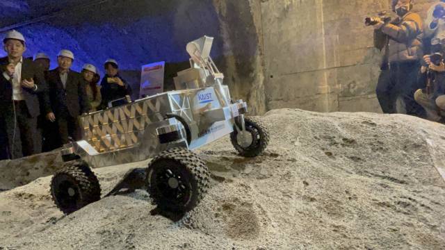 실제 달 환경과 유사하게 모사한 비평판 표면을 오르내리는 로봇의 모습. 사진=서지혜 기자