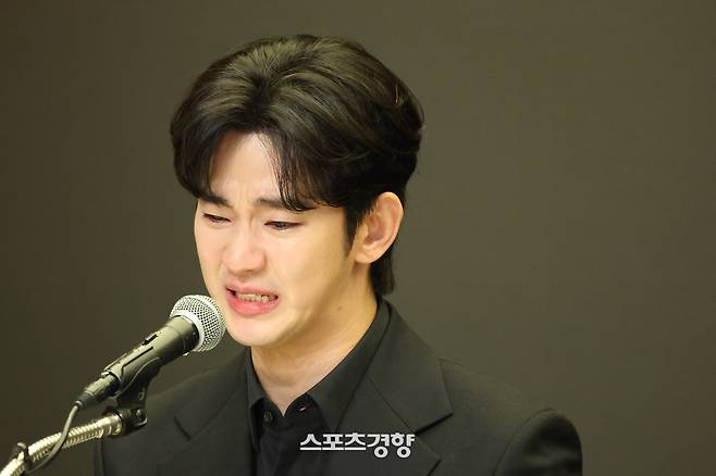 미성년자 교제 의혹을 받고 있는 배우 김수현이 31일 서울 마포구 스탠포드 호텔에서 고 김새론씨와 관계에 대한 입장을 밝히고 있다. 2025.03.31 한수빈 기자
