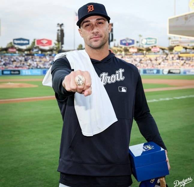 우승반지를 받은 플래허티. /사진=다저스 공식 SNS