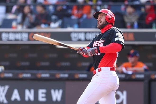 30일 대전 한화생명 볼파크에서 열린 2025 신한 SOL Bank KBO리그 KIA 타이거즈와 한화 이글스의 경기, KIA가 한화를 5-3으로 제압하고 5연패와 싹쓸이패 위기에서 벗어났다. 이날 2번타자 겸 1루수로 선발 출전한 위즈덤은 홈런 포함 2안타 2타점 1득점으로 팀 승리를 이끌었다. KIA 타이거즈