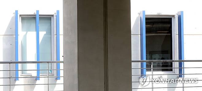 창원NC파크 구조물 사고 현장 (창원=연합뉴스) 김동민 기자 = 지난 29일 경남 창원시 마산회원구 창원NC파크에서 NC 다이노스와 LG 트윈스 경기 중 3루 방향 건물에 설치된 구조물(오른쪽) 일부가 떨어지는 사고가 발생했다.
이 사고로 관중 3명이 다쳤고, 30일 열릴 예정이던 NC와 LG 경기는 시설물 안전 점검을 위해 연기됐다. 사진은 30일 촬영한 현장 모습. 2025.3.30 image@yna.co.kr