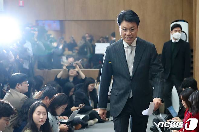 장제원 국민의힘 의원이 2023년 12월 12일 오전 서울 여의도 국회에서 내년 제22대 국회의원 선거 불출마 선언 기자회견을 하기 위해 단상으로 향하고 있다. 2023.12.12/뉴스1 ⓒ News1 이승배 기자