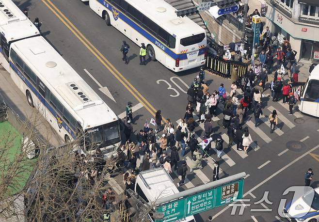 윤석열 대통령에 대한 탄핵 심판 선고일이 결정된 1일 서울 종로구 헌법재판소 인근이 통제되자 시민들이 발걸음을 옮기고 있다. 헌법재판소는 오는 4일 오전 11시 헌재 대심판정에서 윤 대통령에 대한 탄핵 심판 선고기일을 연다. 2025.4.1/뉴스1 ⓒ News1 이동해 기자