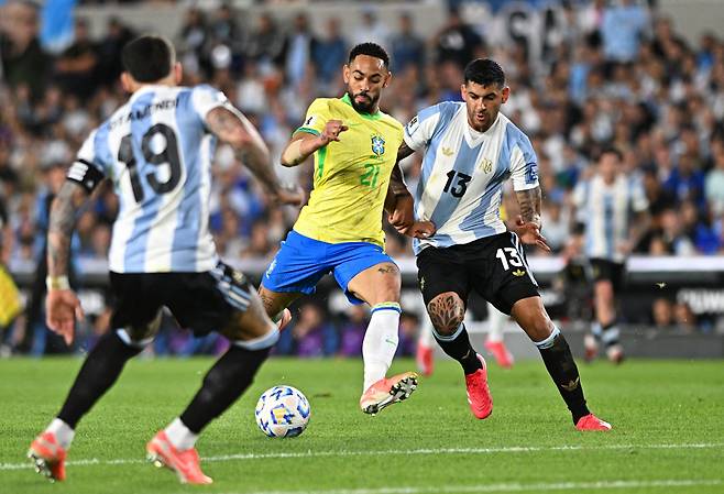 토트넘의 부주장이자 핵심 중앙 수비수 크리스티안 로메로가 팀을 떠날 가능성이 나오고 있다. 엔제 포스테코글루 토트넘 감독과 주장 손흥민에 이어 로메로까지 팀의 중심이 돼야 할 선수들의 이탈 소식이 계속되고 있다. 토트넘이 계획하고 있는 대대적인 개편이 어느 단계까지 진행될 것인지 관심이 모아진다. <저작권자 ⓒ 연합뉴스. 무단 전재 재배포 금지, AI 학습 및 활용 금지>