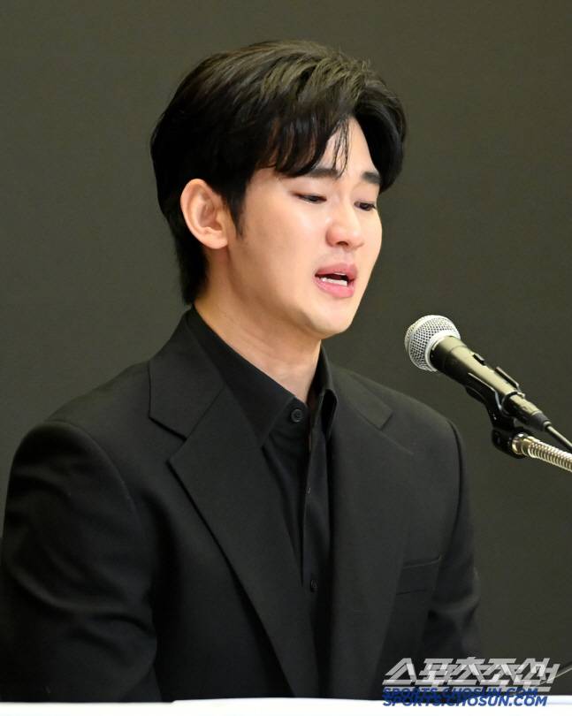 배우 김수현이 31일 서울 상암동 스탠포드호텔에서 기자회견을 갖고 사생활 논란에 대한 입장을 밝혔다. 입장을 밝히는 김수현의 모습. 허상욱 기자wook@sportschosun.com/2025.03.31/