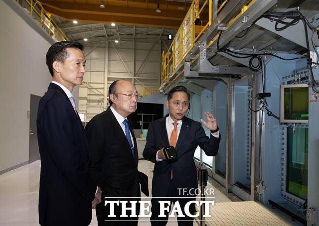 김승연 한화그룹 회장이 (주)한화 보유 지분 절반을 세 아들에게 증여하면서 편법 경영권 승계 논란 진화에 나섰다. 김 회장(가운데)과 김동관 부회장(왼쪽)이 지난해 11월 20일 한화오션 시흥R&D캠퍼스의 상업용 세계 최대 공동수조를 방문한 모습. /한화그룹