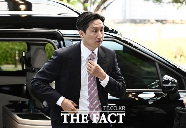 지난해 말 부회장에서 승진한 정기선 HD현대 수석부회장은 '정공법'을 통해 경영권 안정화를 이룰 것으로 보인다. 정 수석부회장이 지난해 10월 서울에서 열린 제2회 한미일 경제대화에 참석하기 위해 이동하는 모습. /박헌우 기자