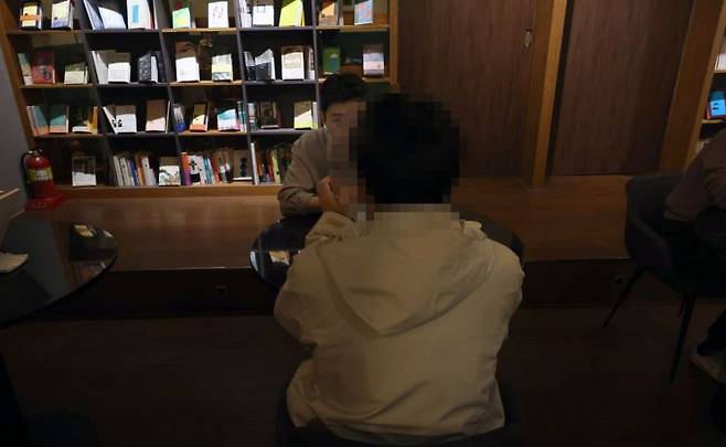 휴학 중인 의대생이 서울의 한 카페에서 아시아경제 기자와 인터뷰하고 있다. 조용준 기자