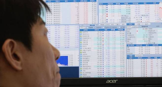 공매도가 전면 재개된 31일 서울 중구 하나은행 본점 딜링룸에서 딜러들이 업무를 보고 있다. ⓒ연합뉴스