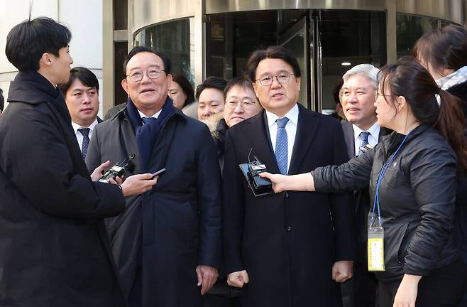 지난 2월4일 서울고등법원에서 열린 청와대 ‘울산시장 선거 개입 의혹’ 사건 2심 선고공판에서 무죄가 선고된 송철호 전 울산시장(왼쪽)과 황운하 조국혁신당 원내대표가 소감을 밝히고 있다. 연합뉴스