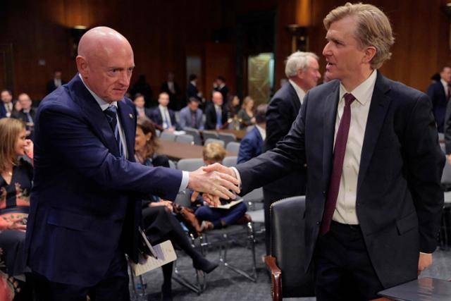 4일 미국 워싱턴DC 덕센 상원의원 청사에서 엘브리지 콜비(오른쪽) 미 국방부 정책차관 지명자가 인준 청문회에서 앞서 마크 켈리 상원의원과 인사하고 있다. 워싱턴DC=AFP 연합뉴스