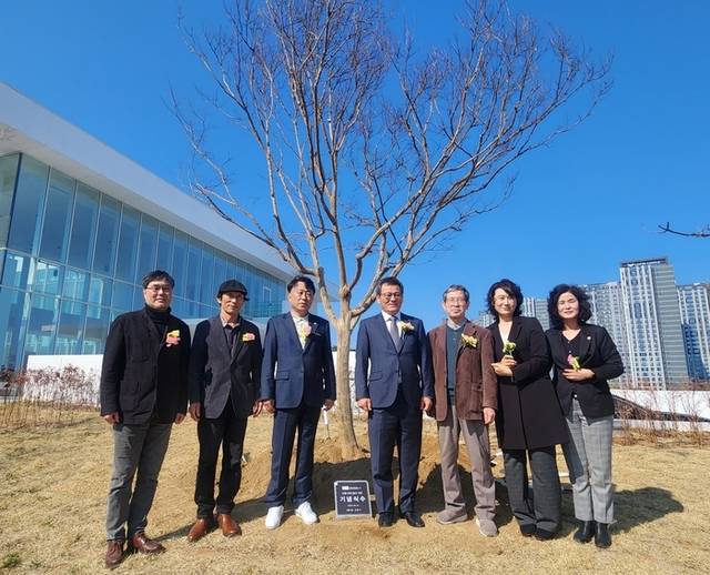 ▲ 강릉시립미술관 솔올 개관 기념 특별전시 ‘어디서 무엇이 되어 다시 만나랴: 김환기 뉴욕시대’ 개막식이 1일 솔올관에서 개최됐다.