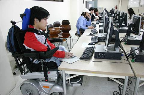 At age 20, during his undergraduate years at Gwangju University, Jang Ik-seon worked on class assignments using a school computer — back when he could still physically control a mouse. (Courtesy of Jang Ik-seon)