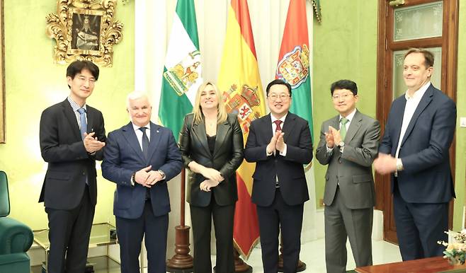 이장우 대전시장이 31일(현지시각) 스페인 그라나다 시청을 방문해 마리프란 카라소 그라나다 시장과 양 도시의 우호협력 확대를 합의했다. 대전시