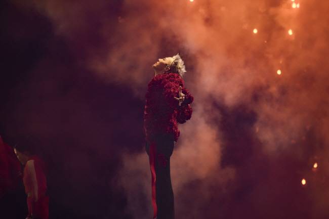 지드래곤이 지난달 29일 고양종합운동장에서 열린 ‘2025 월드투어 ‘위버멘쉬’ 인 코리아’(WORLD TOUR ‘Ubermensch’ IN KOREA) 첫 공연에서 하늘을 우러르는 특유의 제스처를 선보이고 있다. 갤럭시코퍼레이션 제공