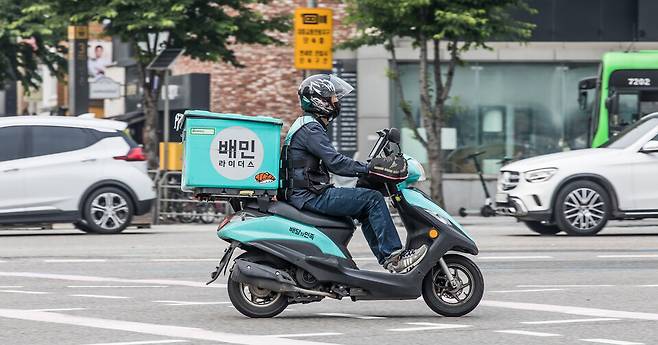 공정거래위원회가 최근 배민의 울트라콜 폐지에 대해 법 위반 여부를 놓고 조사에 나선 것으로 알려졌다. 사진은 서울 서대문구 신촌로타리를 지나가는 배달의민족 배달기사 모습 ⓒ시사저널 최준필