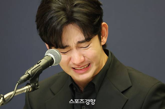 미성년자 교제 의혹을 받고 있는 배우 김수현이 지난달 31일 서울 마포구 스탠포드 호텔에서 고 김새론씨와 관계에 대한 입장을 밝히고 있다. 한수빈 기자