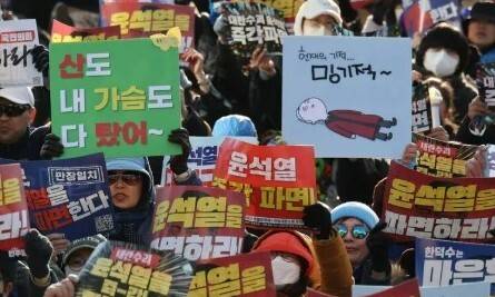 ‘윤석열 즉각 퇴진! 사회대개혁! 범시민대행진 17차’가 서울 종로구 광화문 일대에서 열린 지난달 29일 오후 참석자들이 구호를 외치고 있다. 김혜윤 기자 unique@hani.co.kr