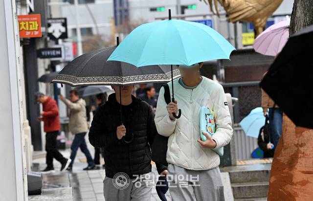 ▲ 지난 3월 16일 춘천 중앙로에서 우산을 쓴 시민들이 발걸음을 옮기고 있다. 강원도민일보 자료사진