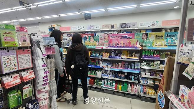 10대 여학생들이 한 다이소 매장의 화장품 코너를 구경하고 있다. 이성희 기자