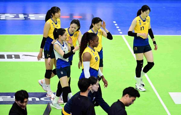 2024-25 V리그 여자부 PO에서 3위 정관장에게 업셋 챔피언전 진출을 내준 수원 현대건설 선수들이 아쉬운 표정을 짓고 있다. KOVO 제공