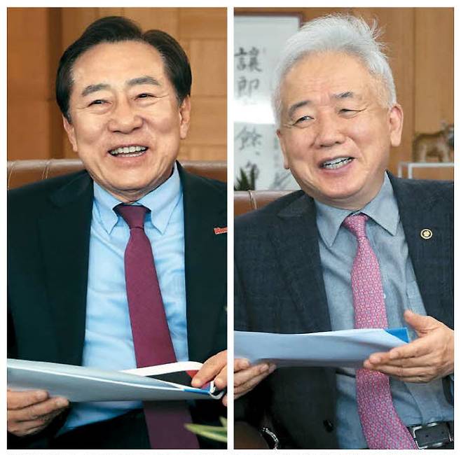 김기문 제23차 세계한상대회장(왼쪽)과 이상덕 재외동포청장이 지난 1일 서울 매경미디어센터에서 세계한상대회를 주제로 대담을 나누고 있다. 이승환 기자