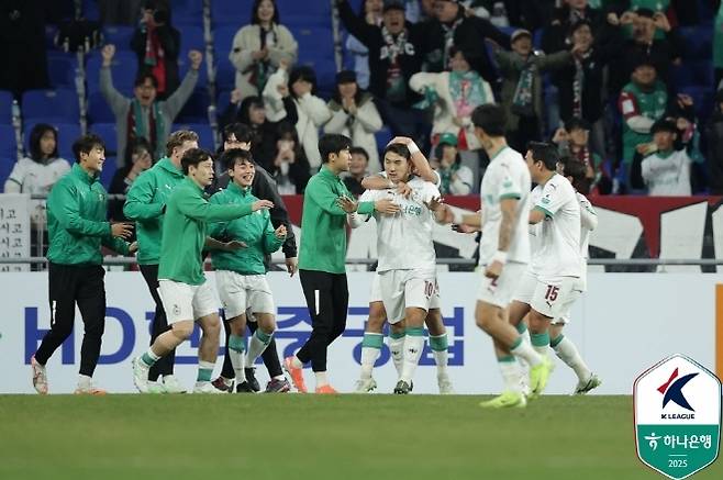 주민규가 결승골을 터뜨린 이후 동료들의 축하를 받고 있다. 사진=한국프로축구연맹