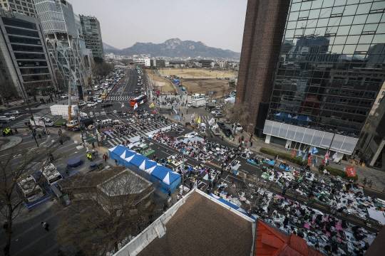 윤석열 대통령 탄핵선고 관련 집회 시위로 인해 2일 오전 서울 종로구 율곡로에서 종로 방향으로 향하는 차량들이 정체되고 있다. 뉴시스