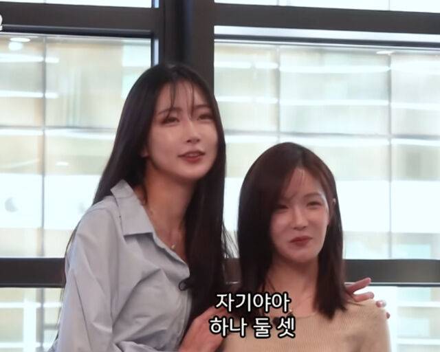 조현영과 수빈이 키를 재고 있다. / 유튜브 채널 '그냥 조현영' 캡처