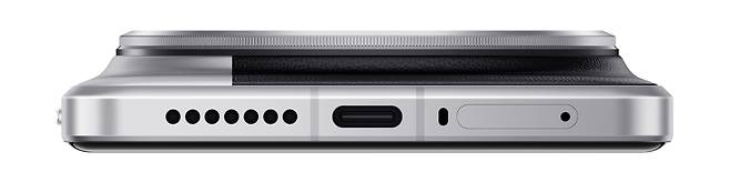 샤오미 15 울트라 전면을 바닥에 놓았을 때 카메라섬이 튀어나온 모습. 샤오미 제공