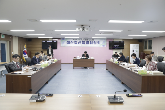 구리시의회 예산결산특별위원회가 3월 28일, 2025년도 제1회 일반 및 특별회계 추가경정예산안, 2025년도 구리시 기금운용계획 변경안을 심의하고 있다.(사진=구리시의회 제공)