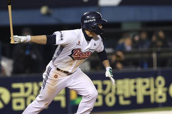 두산 베어스가 2일 잠실 키움전 승리로 2연패에서 탈출했다. 선발 투수 최승용의 퀄리티 스타트 쾌투와 함께 이영하의 멀티 이닝 소화가 빛났다. 또 시즌 첫 안타와 결승점을 유도한 외야수 추재현도 첫 선발 출전 경기에서 강한 인상을 남겼다. 두산 베어스