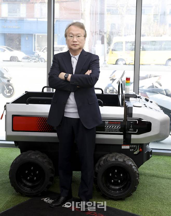 여준구 대동로보틱스 대표가 서울 서초구 대동로보틱스 본사에 전시한 농업용 운반로봇 ‘RT100’ 앞에서 포즈를 취하고 있다. (사진= 이영훈 기자)
