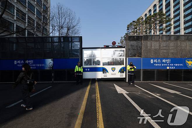 윤석열 대통령 탄핵 심판 선고를 하루 앞둔 3일 서울 종로구 헌법재판소 인근에 안전 펜스가 설치돼 있다. 2025.4.3/뉴스1 ⓒ News1 이승배 기자