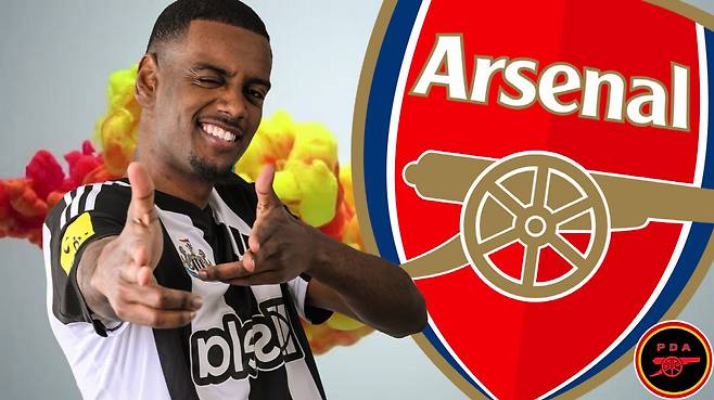 알렉산더 이삭의 이적 가능성은 50%다. 카라바오컵 우승으로 신이 난 뉴캐슬 유나이티드 팬들이지만, 이삭이 다음 시즌 떠날 수 있다는 불안감에 크게 기뻐할 수 없는 처지다. 이삭은 '제2의 즐라탄 이브라히모비치'로 불린다. 큰 신장을 바탕으로 한 제공권과 침투력, 득점력까지 모두 갖춘 선수다. 현재 이삭을 원하는 잉글랜드 프리미어리그(EPL) 구단은 리버풀과 아스널이 있다. 쟁쟁한 팀들인 만큼 이삭의 마음이 뉴캐슬을 떠날 가능성은 충분하다. 사진=SNS