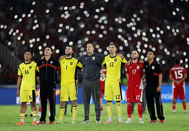 ◇인도네시아 골키퍼 트리오가 바레인전 승리를 만끽하는 모습. 왼쪽 등번호 16번이 에르만도 아리, 1번이 마르턴 파스, 12번이 에밀 아우데로다. 로이터연합뉴스