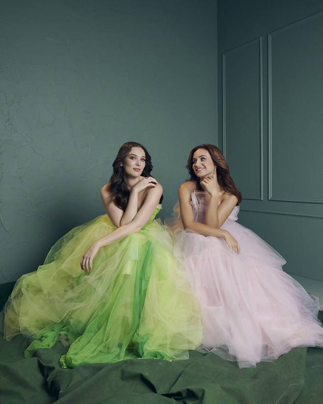 브로드웨이 초연 20주년을 맞아 성사된 '위키드' 투어를 성공적으로 이끌고 있는 엘파바와 글린다가 기대감을 높인다. 사진은 엘파바 역의 셰리든 아담스(왼쪽)와 글린다 역의 코트니 몬스마. 사진=에스앤코