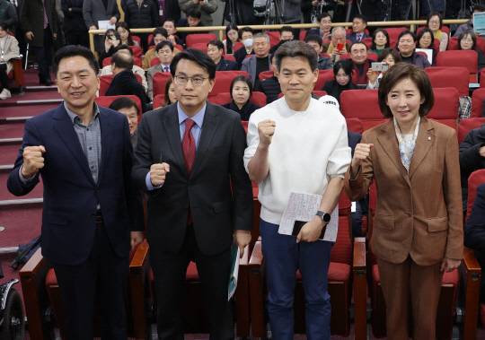 지난 3월19일 국민의힘 김기현(왼쪽부터) 의원, 윤상현 의원, 한국사 강사 전한길 씨, 나경원 의원이 19일 국회 의원회관에서 열린 미래자유연대 국민대토론회에 참석해 기념촬영을 하고 있다.<연합뉴스 사진>