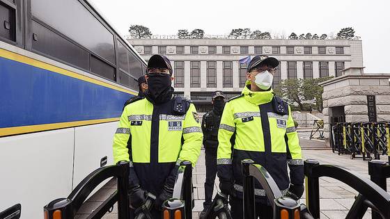 윤석열 대통령 탄핵 심판 선고일이 이틀 앞으로 다가온 2일 서울 종로구 헌법재판소 정문에서 경찰이 경계 근무를 서고 있다. 연합뉴스