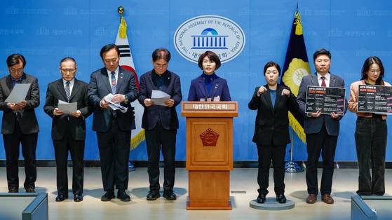 국회 외교통일위원회 소속 한정애 더불어민주당 의원 등이 지난달 31일 서울 여의도 국회 소통관에서 심우정 검찰총장 자녀 특혜 채용 의혹 관련 외교부의 자료 제출과 공수처 수사 등을 촉구하며 기자회견을 하고 있다. 왼쪽부터 권칠승, 위성락, 이재강, 이용선, 한정애, 홍기원, 이재정 의원. 뉴스1