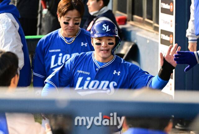 2025년 3월 29일 오후 서울 잠실구장에서 진행된 '2025 신한 SOL뱅크 KBO 리그' 삼성 라이온즈와 두산 베어스의 경기. 삼성 3루 주자 박병호가 7회초 무사 2.3루서 김헌곤의 1타점 동점 적시타 때 홈을 밟고 동료들의 축하를 받고 있다./마이데일리