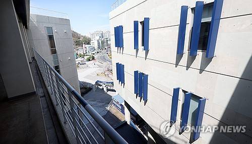 창원NC파크 구조물 사고 현장 (창원=연합뉴스) 김동민 기자 = 지난 29일 경남 창원시 마산회원구 창원NC파크에서 NC 다이노스와 LG 트윈스 경기 중 3루 방향 건물에 설치된 구조물(상단부 가운데) 일부가 떨어지는 사고가 발생했다. 이 사고로 관중 3명이 다쳤고, 30일 열릴 예정이던 NC와 LG 경기는 시설물 안전 점검을 위해 연기됐다. 사진은 30일 촬영한 현장 모습. 2025.3.30 image@yna.co.kr