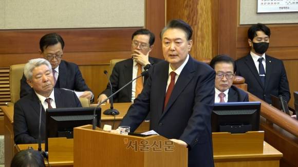 윤석열 대통령이 지난 2월 25일 서울 종로구 헌법재판소에서 열린 탄핵심판 11차 변론에서 최종 의견 진술을 하고 있다. 헌법재판소 제공