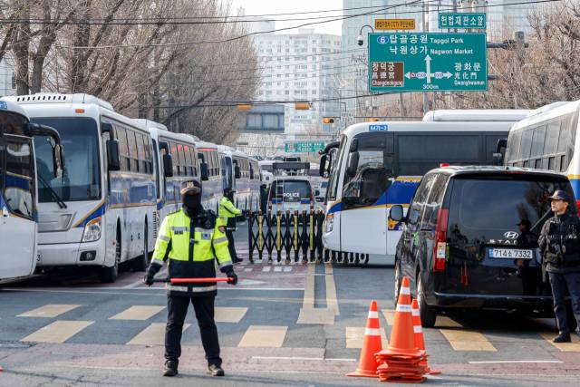 윤석열 대통령 탄핵 사건에 대한 선고가 이틀 앞으로 다가온 2일 서울 종로구 헌법재판소 주변에 경찰이 차벽을 설치하고 차량 통행을 통제하고 있다. 권욱 기자