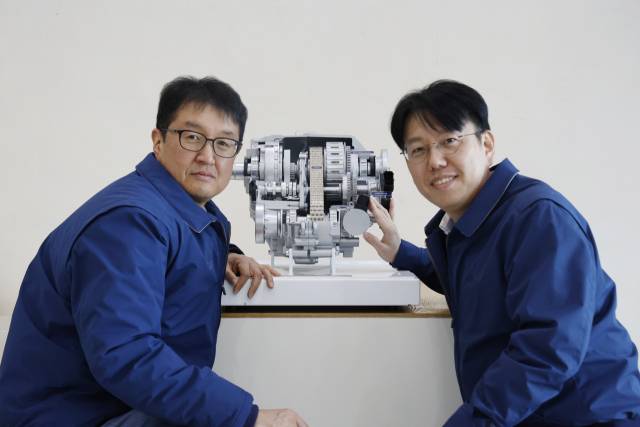 현대위아의 연구원들이 3일 경기도 의왕시 현대위아 의왕연구소에서 2속 ATC와 기념 사진을 찍고 있다. 2속 ATC는 후륜 구동 자동차의 구동력을 주행 상황에 맞게 분배해 최적의 주행 성능을 제공하는 부품이다. 현대위아 제공