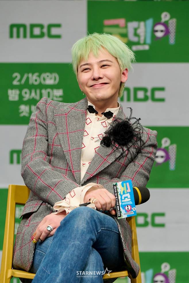 가수 지드래곤이 13일 오후 온라인으로 진행된 MBC 예능 '굿데이' 제작발표회에 참석해 미소를 짓고 있다. '굿데이'는 지드래곤이 직접 프로듀싱에 나서며 다양한 분야의 인물들과 함께 올해의 노래를 완성하는 음악 프로젝트 리얼리티 예능이다. 오는 16일 첫 방송. / 사진제공=MBC /사진=김창현 chmt@