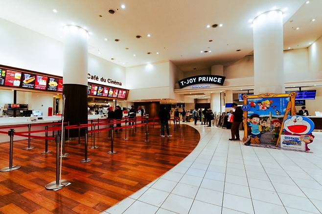 실내 아쿠아리움인 맥셀 아쿠아 파크 시나가와. 수달 공연, 돌고래 쇼 등으로 유명하다