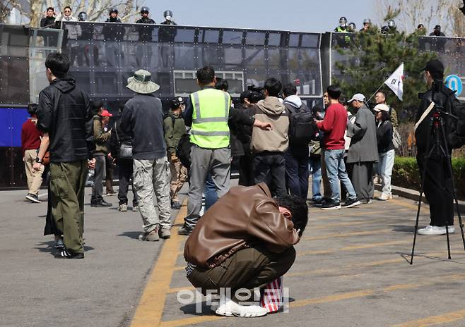 헌법재판소가 윤석열 전 대통령 탄핵 사건에 대해 인용을 선고한 4일 서울 종로구 헌법재판소 인근에서 탄핵에 반대한 시민들이 도로에 주저앉아 있다. (사진= 노진환 기자)