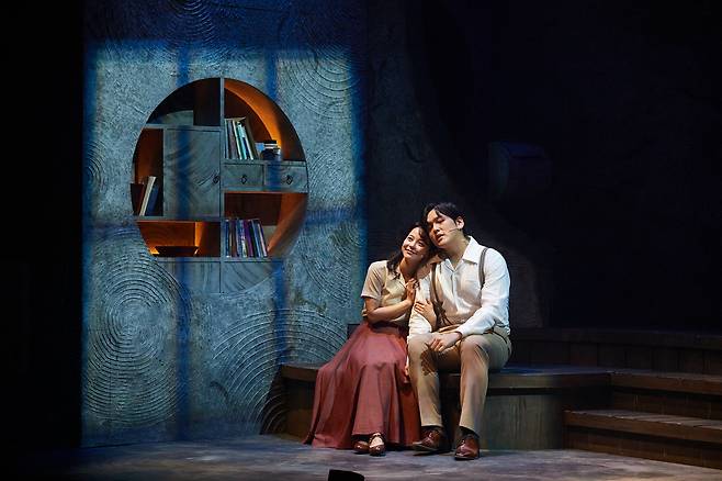 뮤지컬 '라흐 헤스트' 공연사진. '동림' 역의 김주연(왼쪽), '이상' 역의 임진섭(홍컴퍼니 제공)