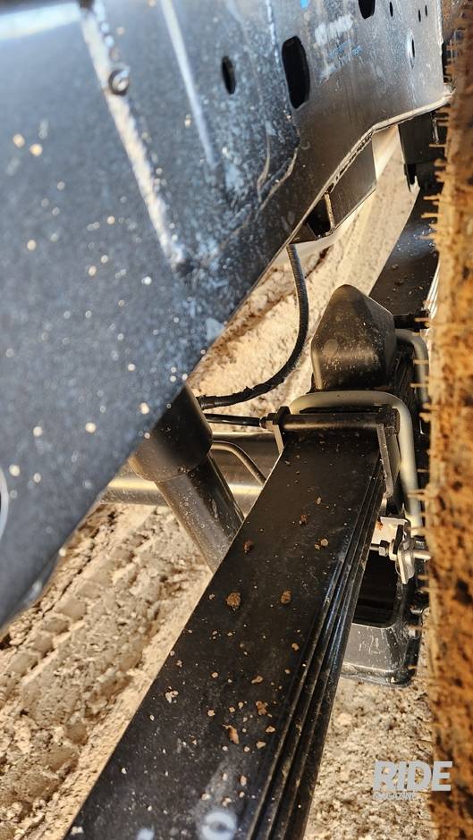 픽업 트럭이 본질인 만큼 적재량을 고려해 리프 스프링이 설치됐다